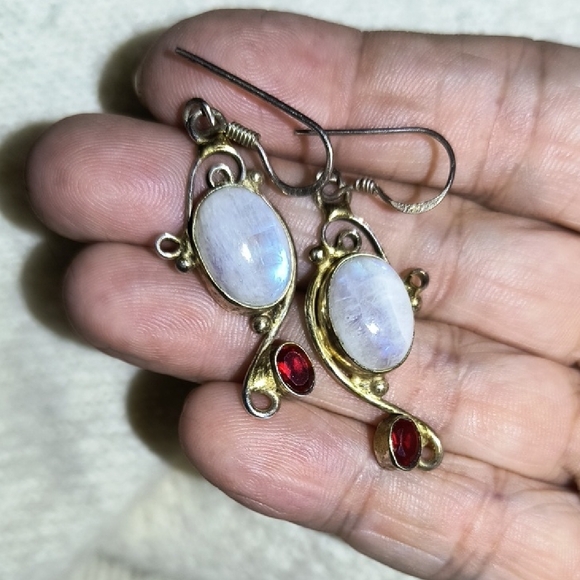 Elegant .925 Silver, Moonstone and Garnet Earrings - Picture 3 of 3